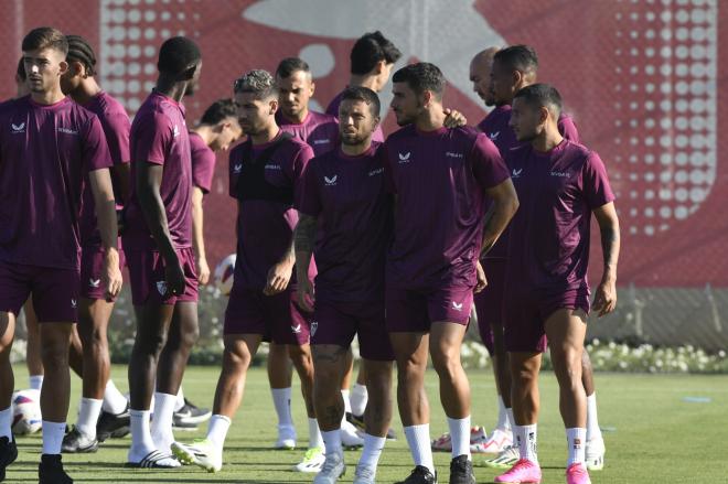 Los jugadores del Sevilla, en un entrenamiento de la pretemporada (Foto: Kiko Hurtado).