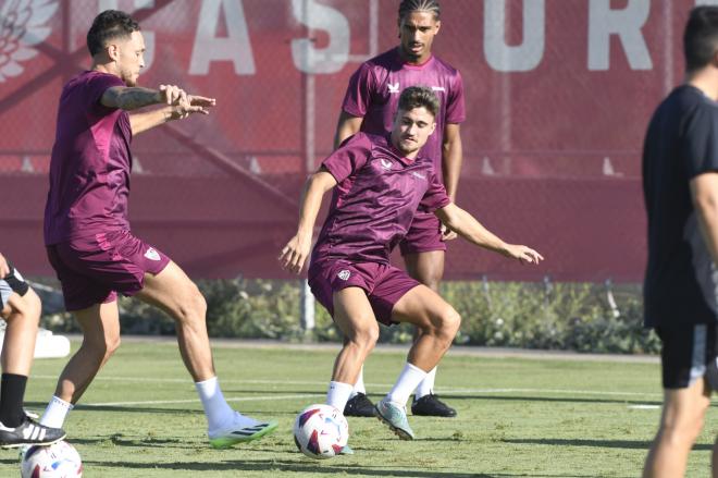 Iván Romero, durante un entrenamiento con el Sevilla (Foto: Kiko Hurtado).