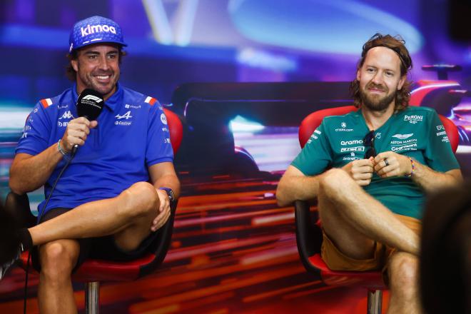 Fernando Alonso y Sebastian Vettel en el GP de Abu Dhabi 2022 (Cordon Press)