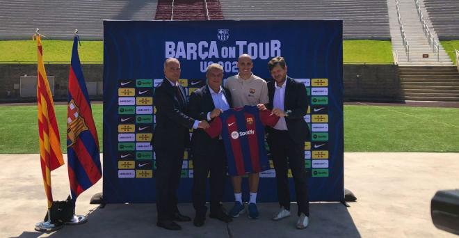 Rafa Yuste, Laporta, Oriol Romeu y Alemany en la presentación del jugador (Foto: FC Barcelona).