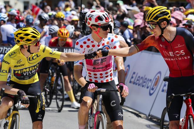 Carlos Rodríguez, con Neilson y Vingegaard en el Tour de Francia (Foto: Cordon Press).