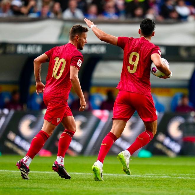 Rafa Mir y Rakitic celebran el gol del primero en el Hansa Rostock-Sevilla FC (Foto: SFC).