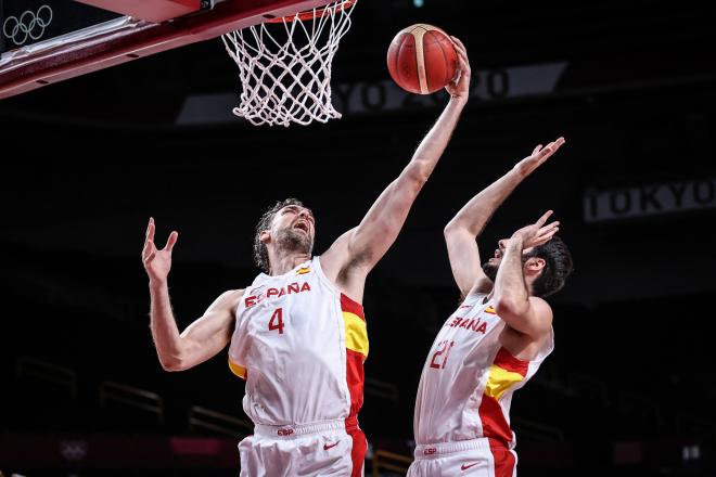 Pau Gasol compite durante el partido de cuartos de final de baloncesto masculino entre España y Estados Unidos, en los Juegos Olímpicos de Tokio 2020 (Foto: Cordon Press)