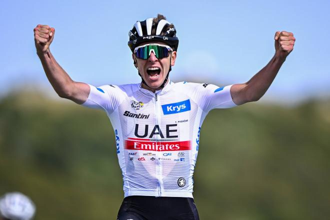Tadej Pogacar celebra la victoria en la penúltima etapa del Tour (Foto: Cordon Press).