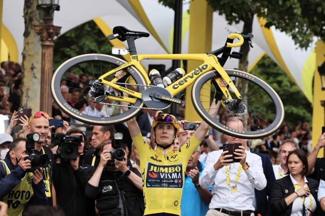 Jonas Vingegaard celebra su segundo Tour de Francia en París (Foto: Cordon Press).