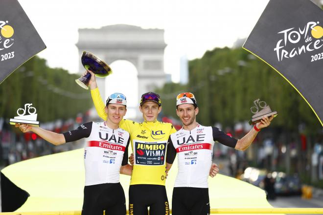 Jonas Vingegaard, ganador del Tour de Francia, junto a Pogacar y Yates (Foto: Cordon Press).