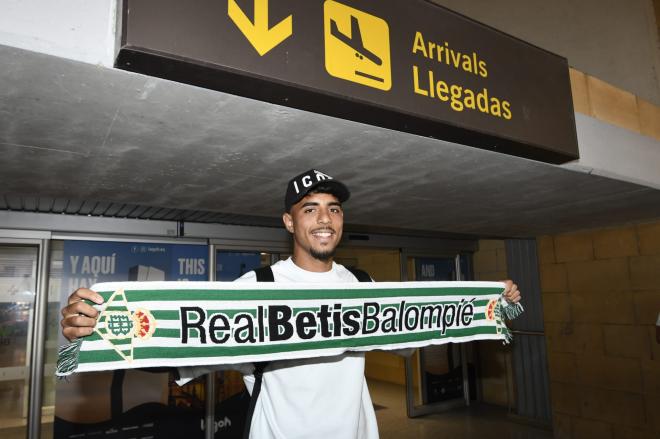 Chadi Riad, próximo fichaje del Betis, en su llegada a Sevilla (Foto: Kiko Hurtado).