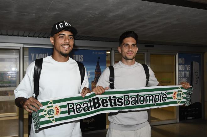 Chadi Riad y Marc Bartra ya están en Sevilla (Foto: Kiko Hurtado).