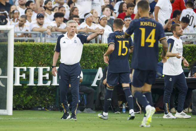 Ancelotti le da indicaciones a Fede Valverde en el Real Madrid-Milan de pretemporada (Foto: Corson