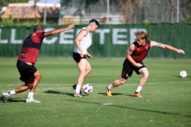 Alarcón, con Fali y Álex Fernández en un entrenamiento (Foto: Cádiz CF).