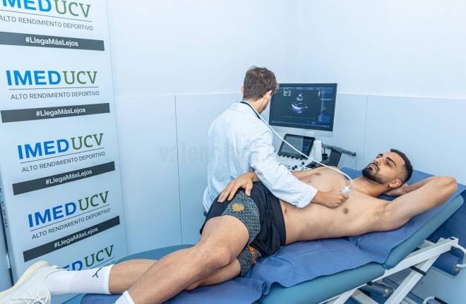 Giorgi Mamardashvili pasa las pruebas médicas del Valencia (Foto: VCF)