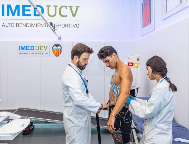 Almeida pasa las pruebas médicas del Valencia (Foto: VCF)