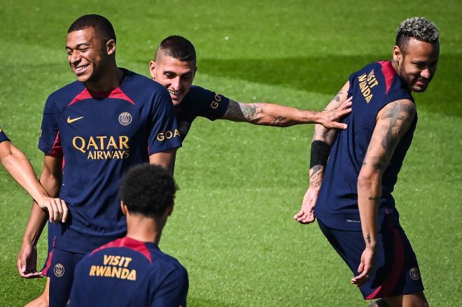 Kylian Mbappé, con Neymar de fondo, sonriente en un entrenamiento con el PSG (Foto: Cordon Press).