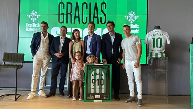Joaquín, Haro, Guardado y la familia de Sergio Canales junto al '10' (Foto: Kiko Hurtado).
