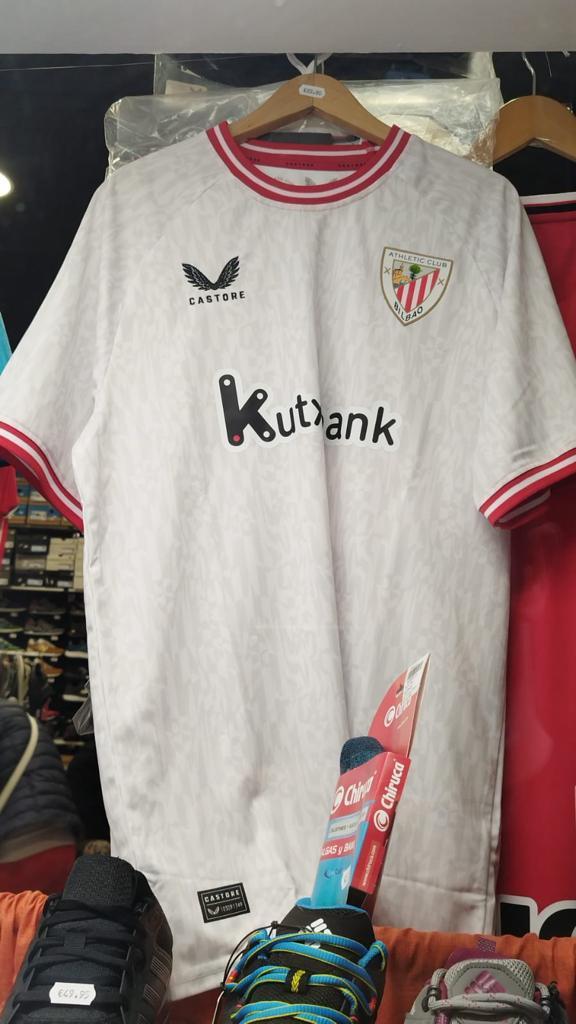 La tercera camiseta de Castore para el Athletic Club en la 2023-24, en una tienda de ropa desde hace semanas.