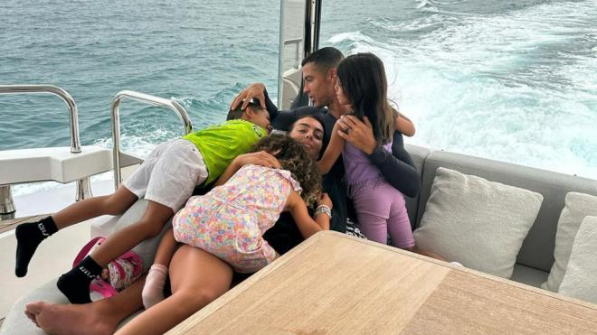 Cristiano y Georgina junto a sus hijos en las vacaciones (@georginagio)