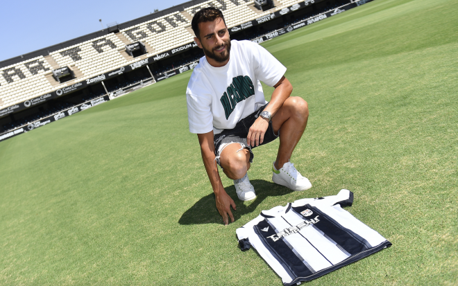 Luis Muñoz, presentado con el Cartagena. (Foto: Efesé)