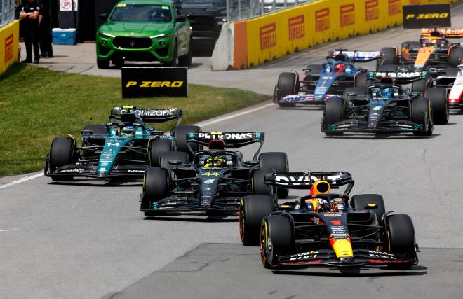 Max Verstappen, Lewis Hamilton y Fernando Alonso batallando en pista. (Cordon Press)