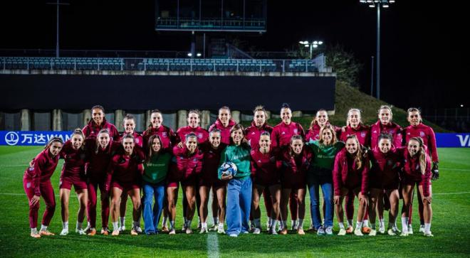 La Selección española, junto a las embajadoras de Iberdrola.