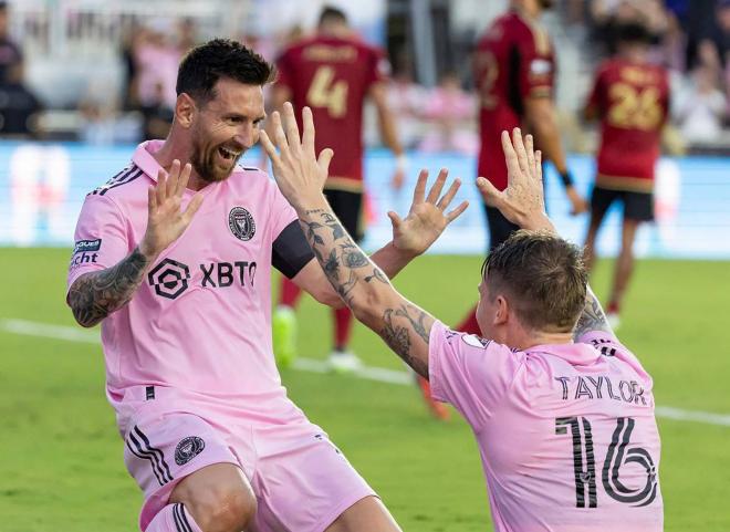 Leo Messi celebrando un gol con Robert Taylor (Cordon Press)