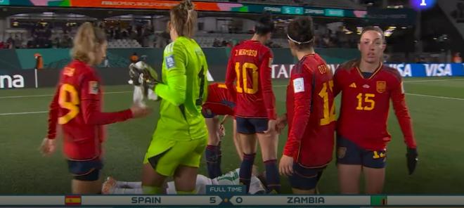 Jugadoras de España consuelan a las futbolistas de Zambia