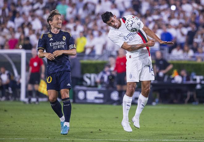 Modric y Reijnders, durante el Real Madrid-Milan de pretemporada (Foto: Cordon Press).