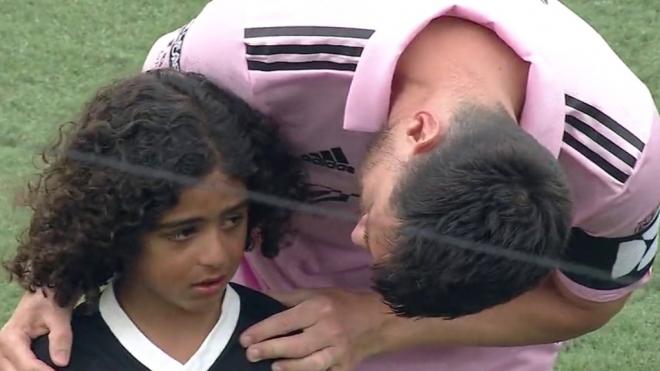 Leo Messi consolando a un niño en el partido (Redes sociales)