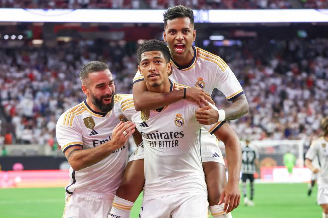 Rodrygo y Carvajal celebran con Jude Bellingham su primer gol con el Real Madrid en pretemporada (F