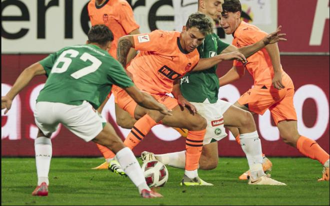 Hugo Duro, con el Valencia, ante el St.Gallen