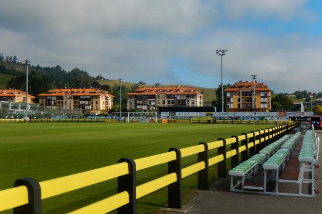 El Fernando Astobiza, campo del CD Cayón, donde se midieron Athletic Club y Racing de Santander en un amistoso en verano.