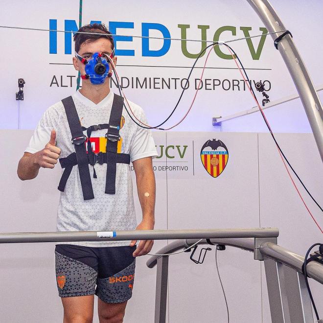 Hugo Guillamón pasa las pruebas médicas con el Valencia CF. (Foto: Valencia CF)