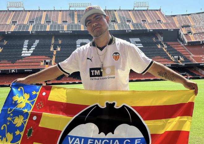 Aczino, con la camiseta del Valencia CF, en Mestalla (Foto: VCF).