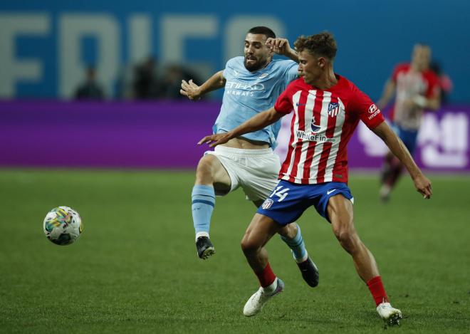 Marcos Llorente y Kovacic luchan por el balón en el Atlético de Madri-Manchester City. Fuente: Co