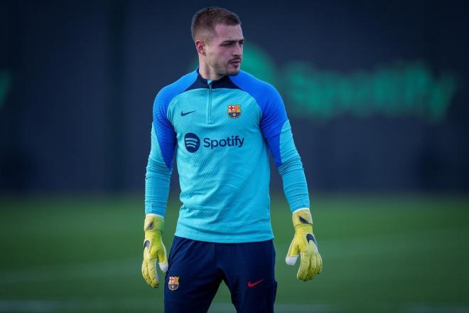 Arnau Tenas, entrenando con el Barcelona. Fuente: FCB.