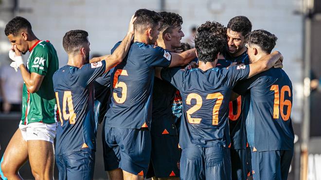 El equipo celebra un gol ante el Alavés en la cuarta victoria de la pretemporada (Foto: Valencia CF).