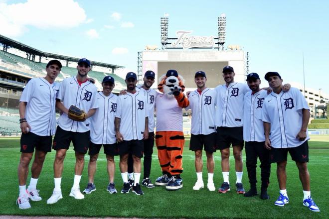 Los jugadores del Sevilla, visitando a los Detroit Tigers de béisbol.