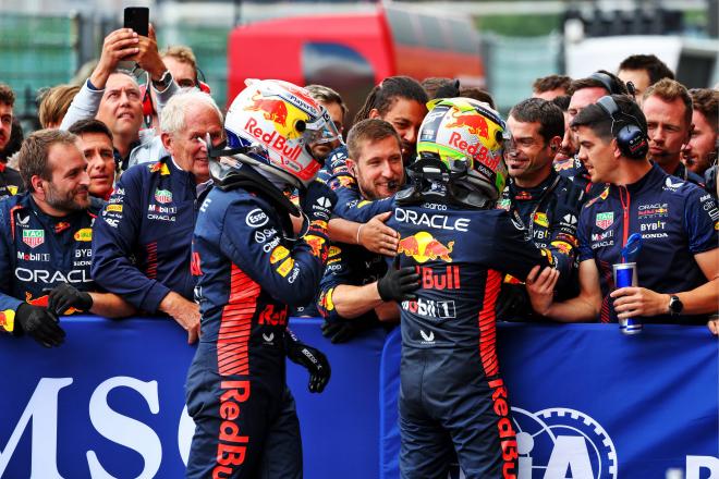 Verstappen y 'Checo' Pérez celebrando el doble podio de Red Bull en el GP Bélgica 2023 (Foto: Cordon Press)