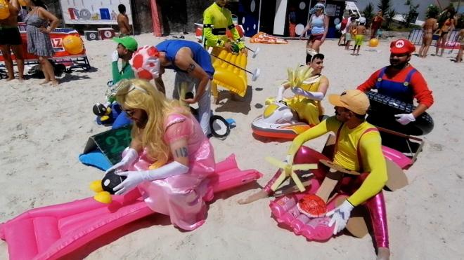 Bañistas disfrazados de los personajes de Mario Kart