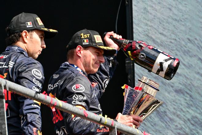 Checo Pérez y Max Verstappen, en el podio del GP de Bégica 2023 (Cordon Press)