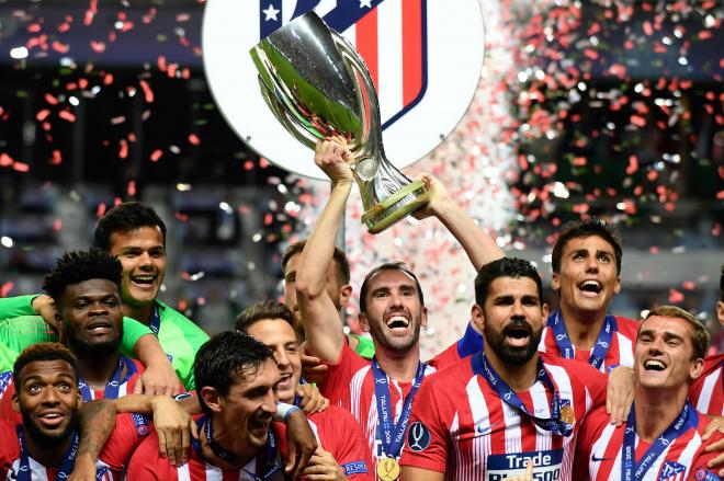 Godín, levantando el trofeo de la UEFA Europa League de 2018 (Cordon Press)