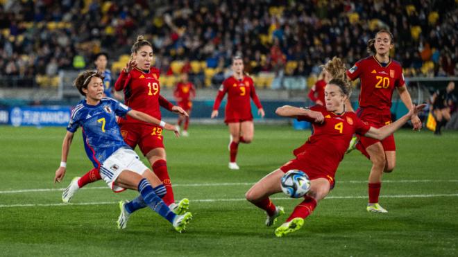 Las jugadoras de España intentan frenar una ocasión de Japón (Cordon Press)
