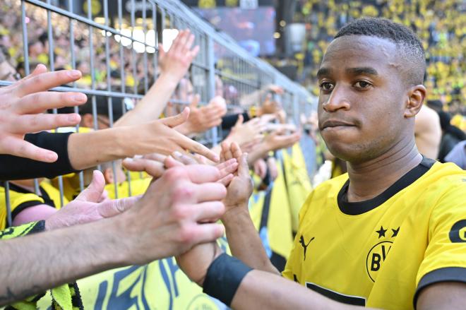 Moukoko saluda a los aficionados del Borussia Dortmund. Fuente: Cordon Press.