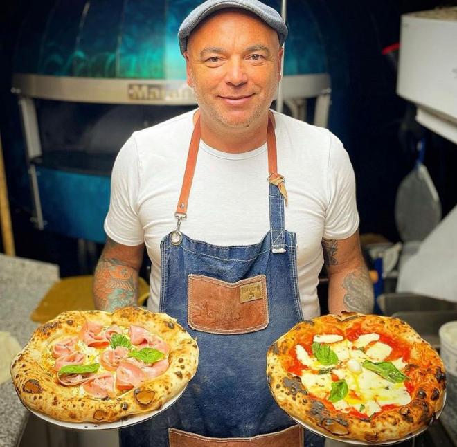 Marcelo y dos de sus pizzas napolitanas estrella (Redes Sociales)