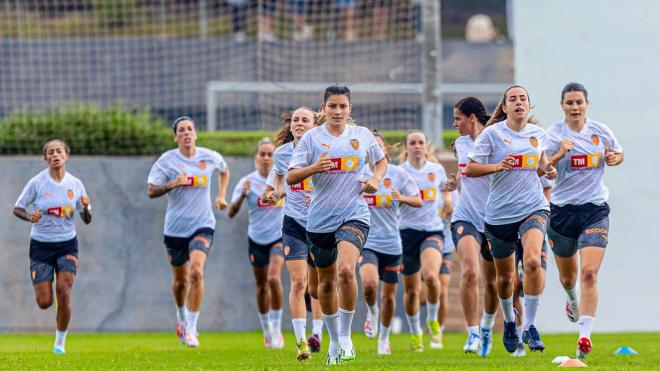 El VCF Femenino prepara la pretemporada en el Antonio Puchades. (Foto: Valencia CF)