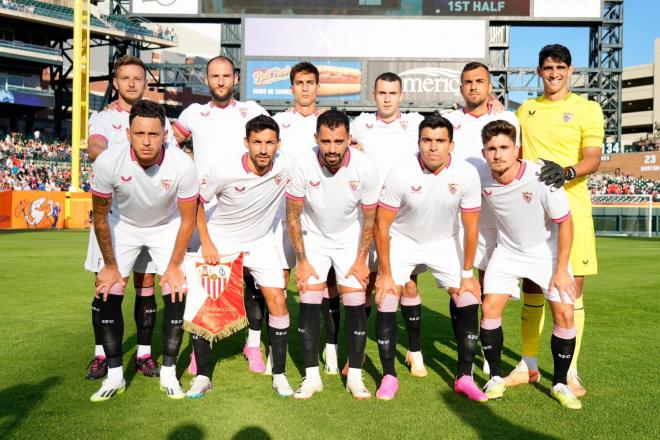 Plantilla del Sevilla en el partido en Detroit (Foto vía: SFC)