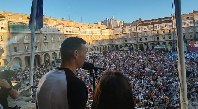 Miles de aficionados acudieron a ver el pregón de Scaloni en María Pita