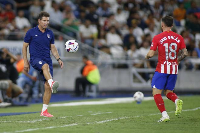Simeone pasa la pelota a Javi Galán en un partido de pretemporada (Foto: Cordon Press).
