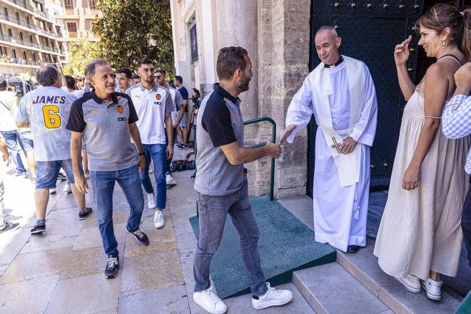 El Valencia CF visita la Basílica