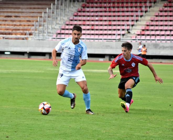 Alfon presionando a un rival (Foto: SD Compostela).