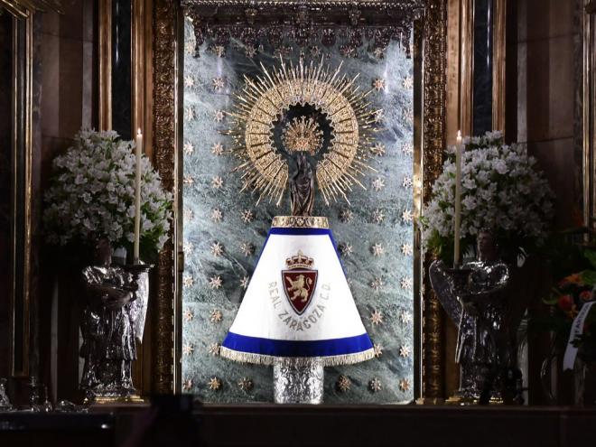 La Virgen del Pilar, con el manto del Real Zaragoza (Foto: Real Zaragoza).